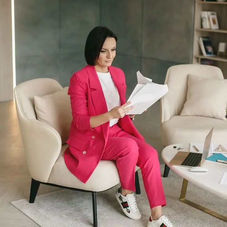 Osoba medytująca w hamaku nad jeziorem